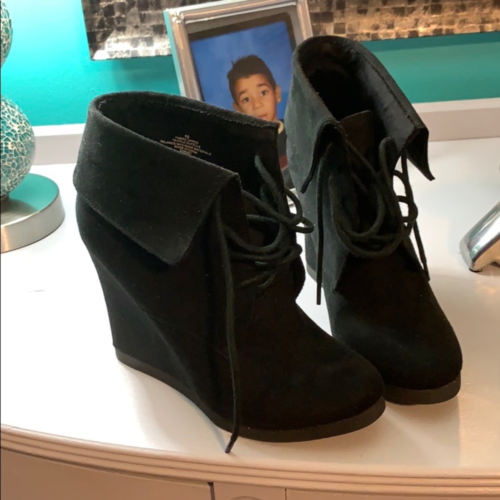 Black heel boot